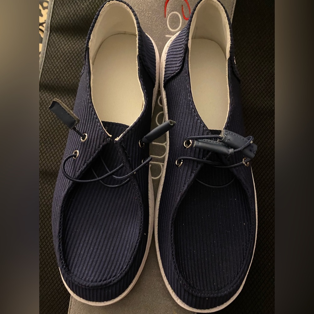 Women’s breathable mesh slip on sneakers